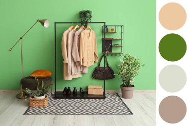 Giysileri askıda ve aksesuarları olan bir soyunma odası. Farklı renk desenleri