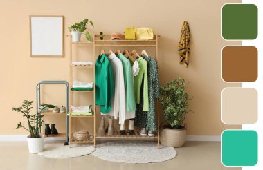 Bej duvarın yanında şık kıyafetler ve aksesuarlarla dolu bir oda. Farklı renk desenleri