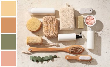 Kozmetik ürünleri ve hafif arka planda farklı banyo malzemeleri içeren kompozisyon