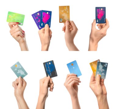 Beyaz arka planda kredi kartı olan birçok kişi