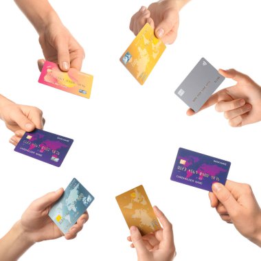 Beyaz arka planda kredi kartı olan birçok kişi