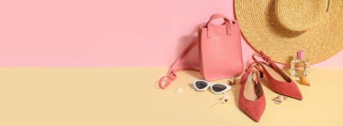 Güneş gözlüklü, çantalı, parfümlü ve hasır şapkalı yüksek topuklu ayakkabılar.