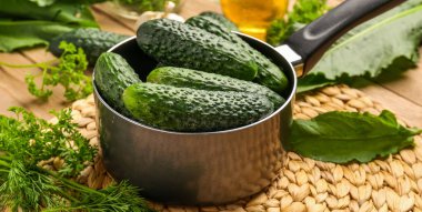 Masada korunması için taze salatalıklı tencere.