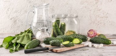 Masada taze kesilmiş salatalıklar var.