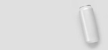 Beyaz arka planda bir kutu soda ve mesaj için yer var. Tasarım için model