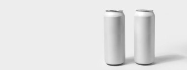 Beyaz arka planda soda kutuları ve mesaj için yer var. Tasarım için model