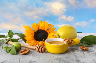 Bir kase tatlı bal, elma, ceviz ve ayçiçeği beyaz arka planda