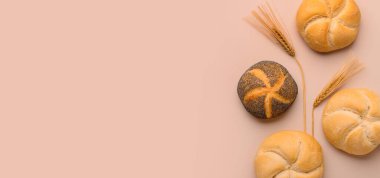 Bej arkaplanda lezzetli kayzer ruloları ve metin için boşluk