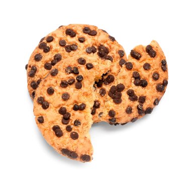 Beyaz arka planda çikolata parçalı lezzetli kurabiyeler