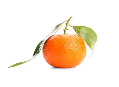Beyaz arka planda yeşil yapraklı taze mandalina.