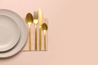 Pembe arkaplanda güzel masa ayarları