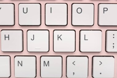 Bir sürü pembe bilgisayar klavyesi. Yakın çekim.