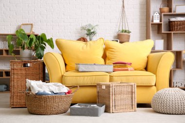 Aydınlık oturma odasının şık ve temiz kıyafetleri var.