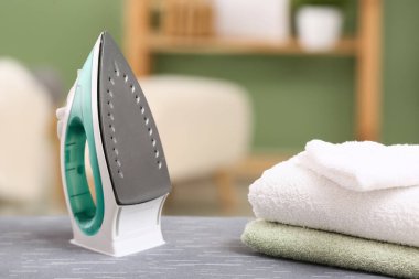 Bulanık arka planda demir, temiz giysiler ve tahta.