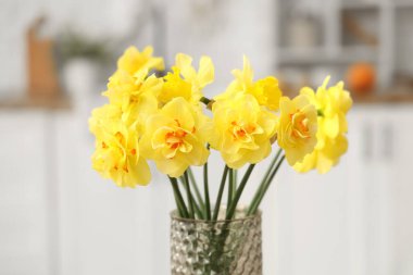 Mutfaktaki cam vazoda güzel bir buket nergis, yakın plan.