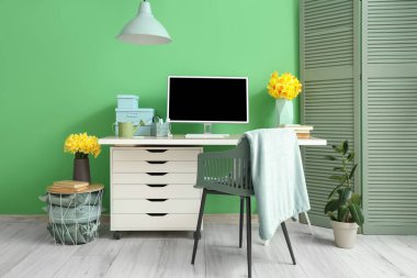 İşyeri ve vazolarda nergisler olan şık bir ofis.