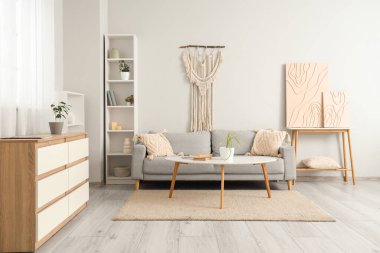 Oturma odasında masası olan şık bir kanepe.