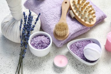 Banyo malzemeleriyle, deniz tuzu ve lavanta çiçekleriyle harika bir kompozisyon.