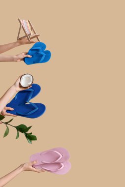 El ele tutuşan üç çift parmak arası terlik, minicik iskemle, hindistan cevizi ve bej arka planda bitki