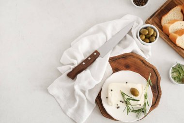 Beyaz arka planda lezzetli peynir, zeytin, biberiye ve biberli mısır tabağı.