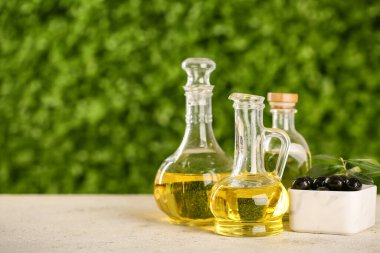 Dışarıdaki beyaz masada süprüntüler ve bir şişe taze zeytinyağı.