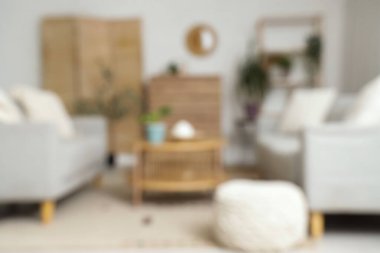 Gri kanepeleri, masası ve çekmeceleri olan oturma odasının bulanık görüntüsü