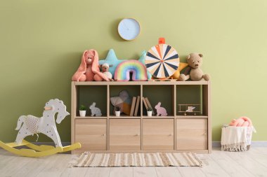 Raf ünitesi ve oyuncaklarla dolu bir çocuk odası.