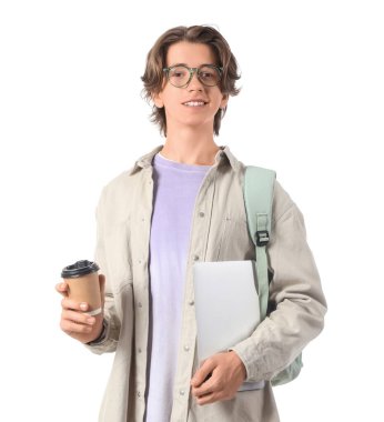 Beyaz arka planda kahve fincanı ve dizüstü bilgisayarı olan bir erkek öğrenci.