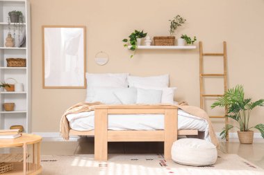 Rafı, merdiveni ve bitkileri olan rahat bir yatak odası.