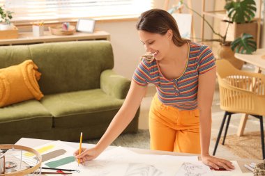 Stüdyoda çizim yapan genç bir bayan sanatçı