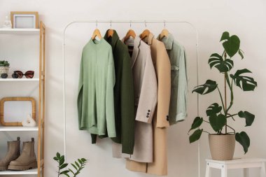 Işıklı duvarın yanında şık kıyafetlerle dizilin.