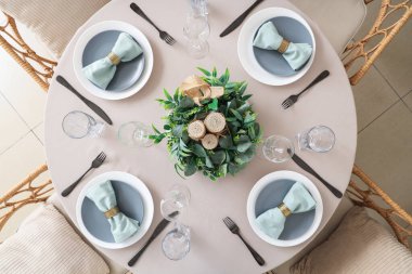 Ökseotlu güzel bir Noel masası. Üst görünüm