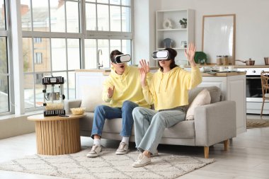 Modern patlamış mısır makinesi ve evde film izleyen gözlüklü sevimli bir çift.