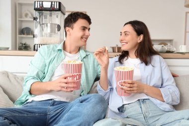 Evde taze patlamış mısırlı şirin bir çift film izliyor.