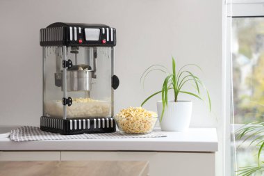 Modern patlamış mısır makinesi mutfakta tezgahta.