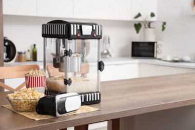 Modern patlamış mısır makinesi ve VR gözlükleri mutfaktaki masada.