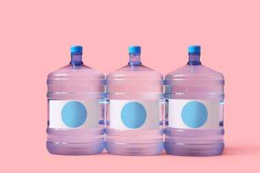 Pembe arka planda temiz su şişeleri