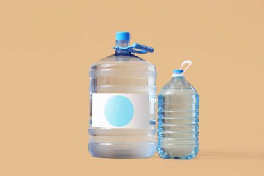 Bej arkaplanda temiz su şişeleri