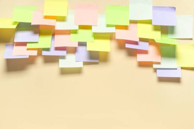 Bej arkaplanda birçok renkli yapışkan notlar