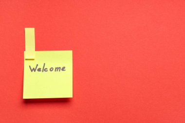 Kırmızı arka planda kelime ile yapışkan not Hoşgeldiniz
