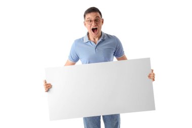 Beyaz arka planda boş posteri olan şaşırmış genç bir adam.