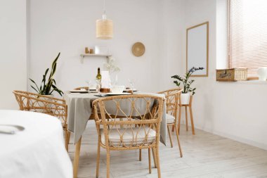 Masalı hafif bir restoranın içinde.