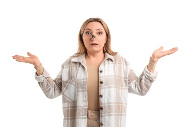 Beyaz arka planda mandalı olan olgun bir kadın. Sıkıcı burun konsepti