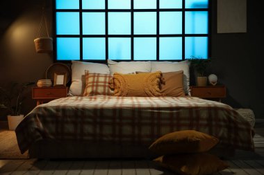 Geceleri yatak odasının iç tarafında büyük, rahat yataklar ve komodinlerle.