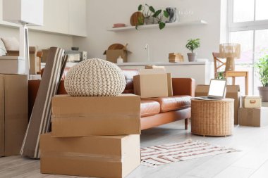 Taşındığı gün mutfakta karton kutularla dolu bir kanepe.