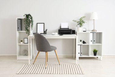 Modern yazıcı ve dizüstü bilgisayarı olan şık bir iş yeri