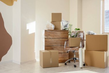 Taşındığı gün mobilyaları streç film ve karton kutularla sarılmış.