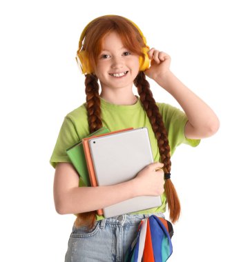 Modern tablet bilgisayarı, beyaz arka planda kitapları ve kulaklıkları olan sevimli kızıl kız.