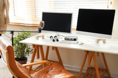 Kayıt stüdyosunda bilgisayar monitörlü ve mikrofonlu işyeri