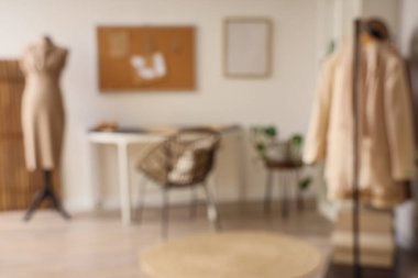 İş yeri, elbise askılığı ve mankeni ile stilistin stüdyosunun bulanık görüntüsü